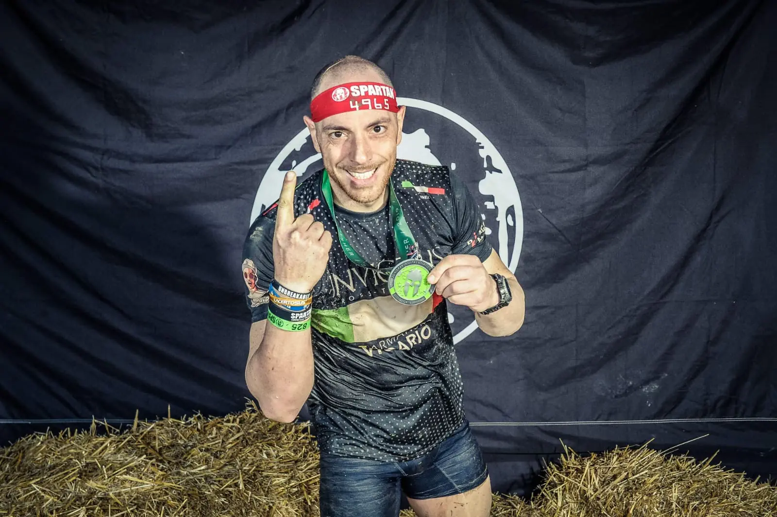 Andrea Mallamaci con la medaglia al termine di una Spartan Race