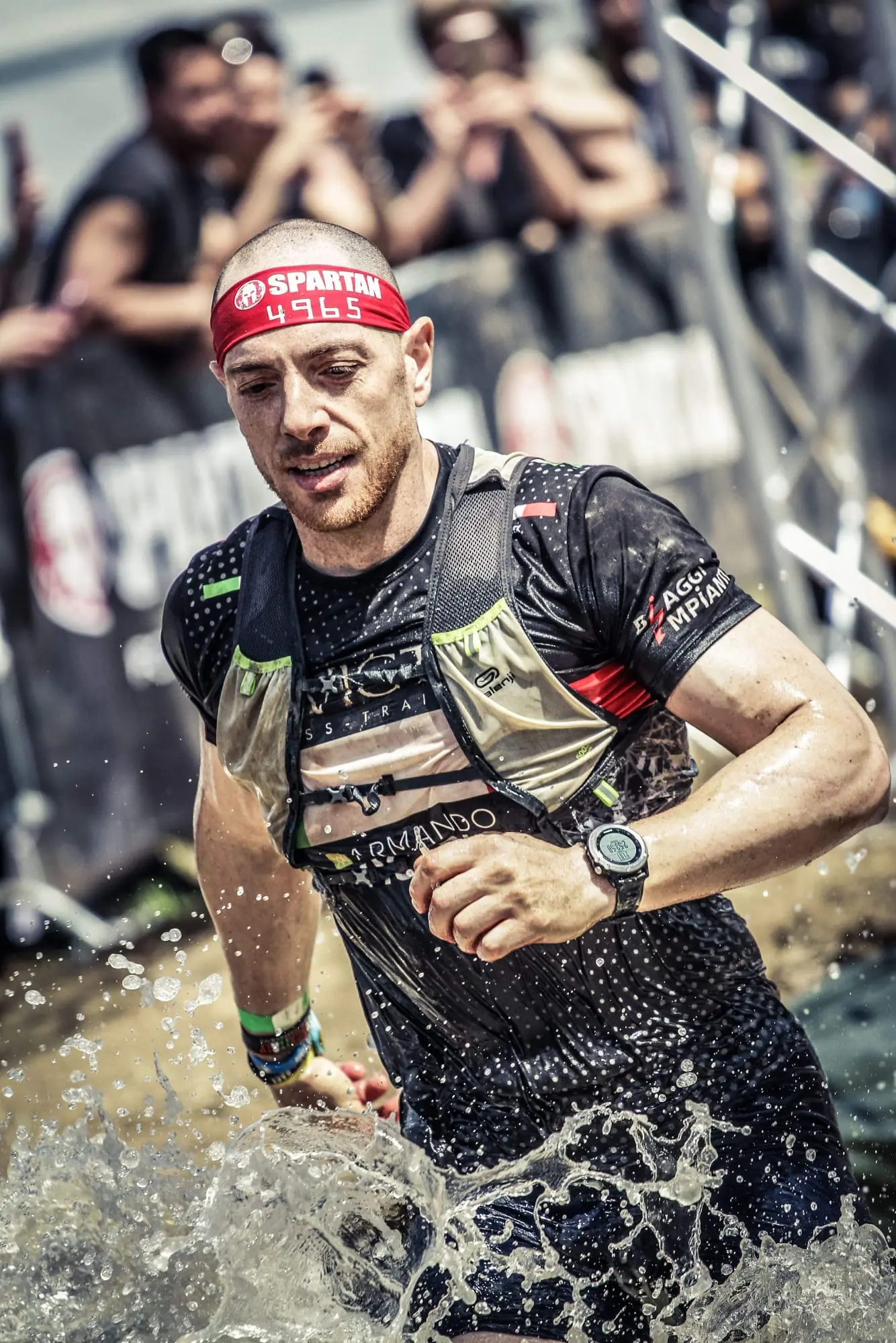 Andrea Mallamaci durante un ostacolo in acqua alla Spartan Race