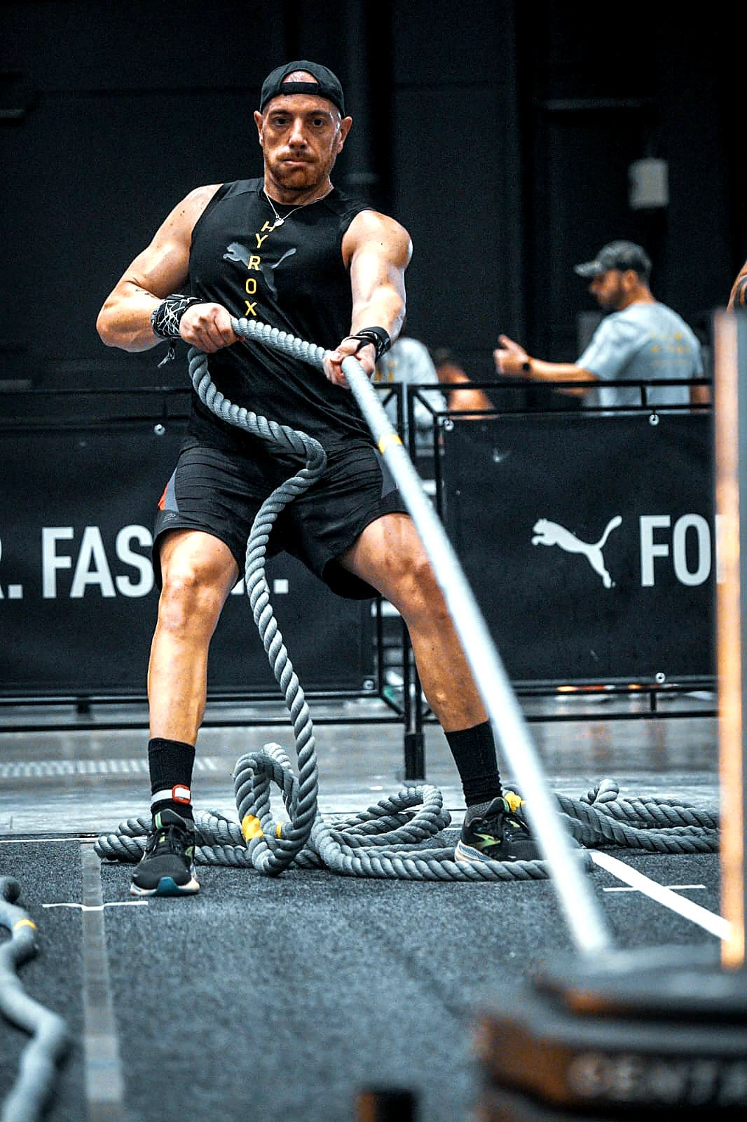 Andrea Mallamaci durante un allenamento completo con battle rope